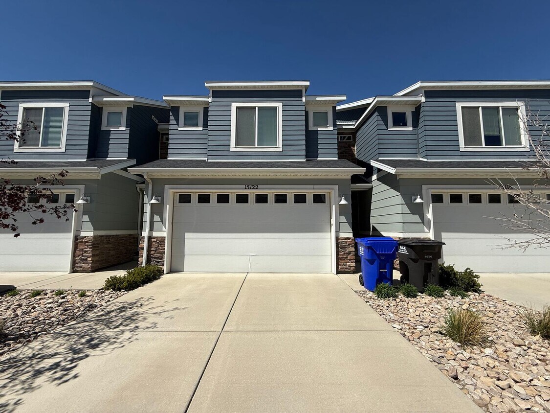 Building Photo - Updated 3-Bedroom Townhome in Bluffdale!