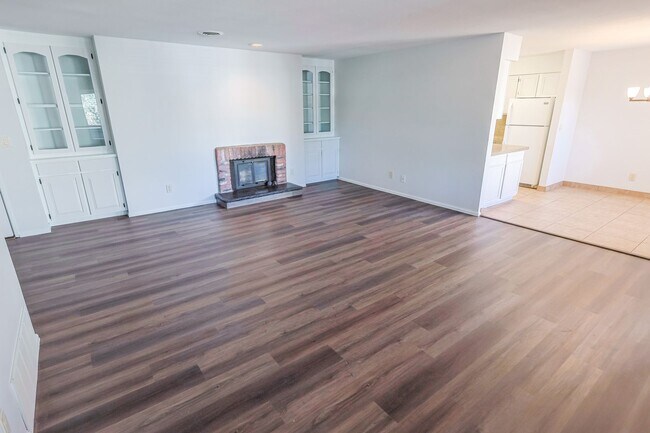 Building Photo - 3 Bedroom Rockrimmon Condo, NO DEPOSIT AND...