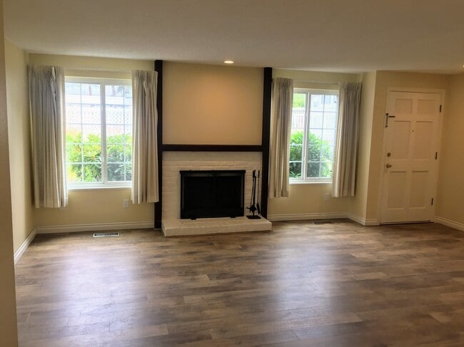 Spacious living room with wood burning fireplace - 13198 SW 17th St
