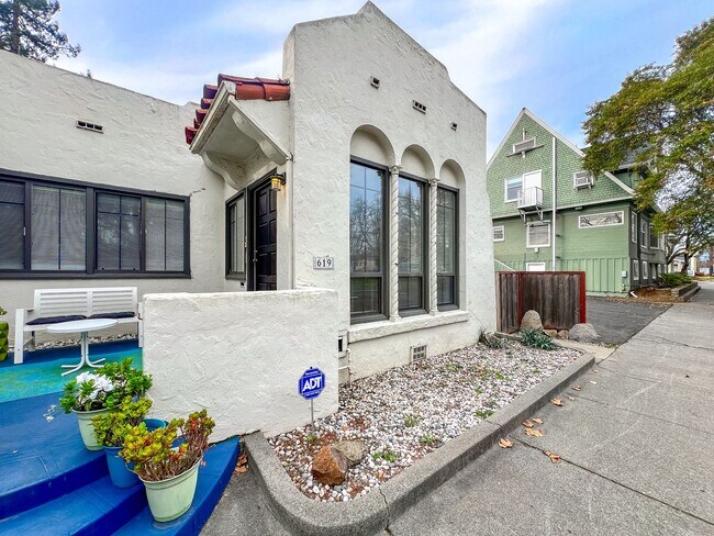 Foto del edificio - Classic Downtown Napa Duplex with Modern Upgrades and Across from Fuller Park