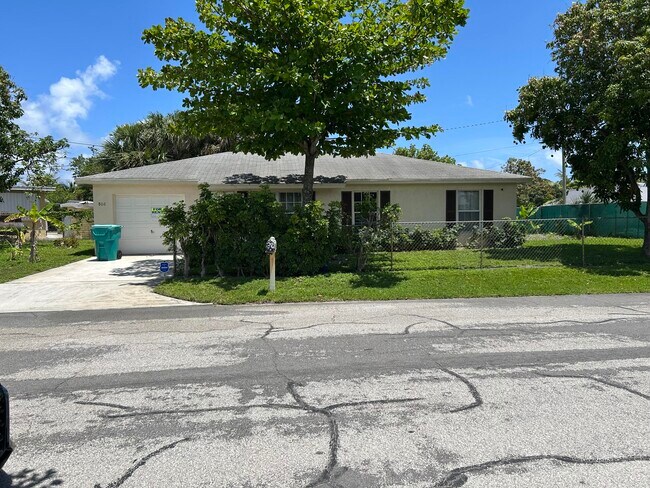 Foto del edificio - 806 NW 1st St