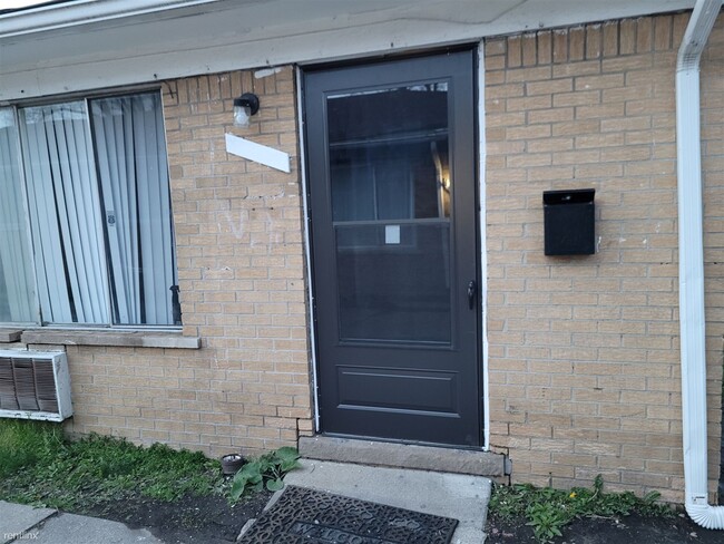 Building Photo - 2 br, 1 bath Townhome - 12880 Southfield S...