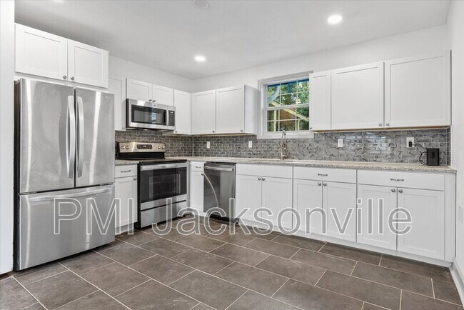 Foto del edificio - 3694 Grandy Ave