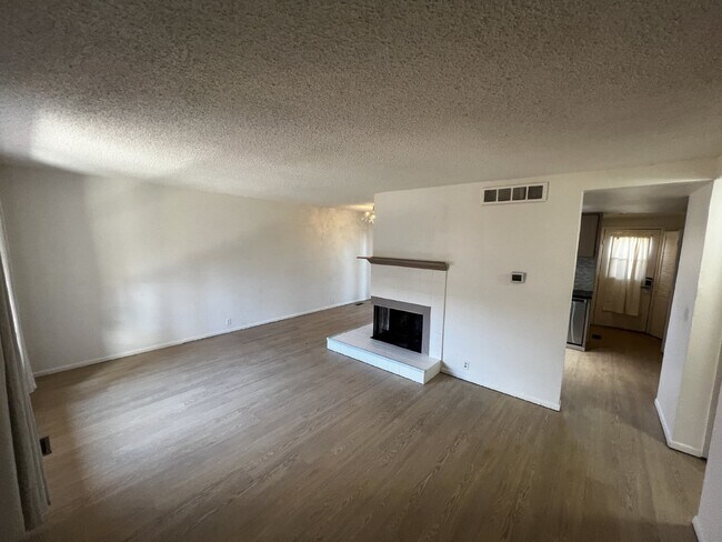 Foto del edificio - Modern 3-Bedroom Townhouse with Finished B...