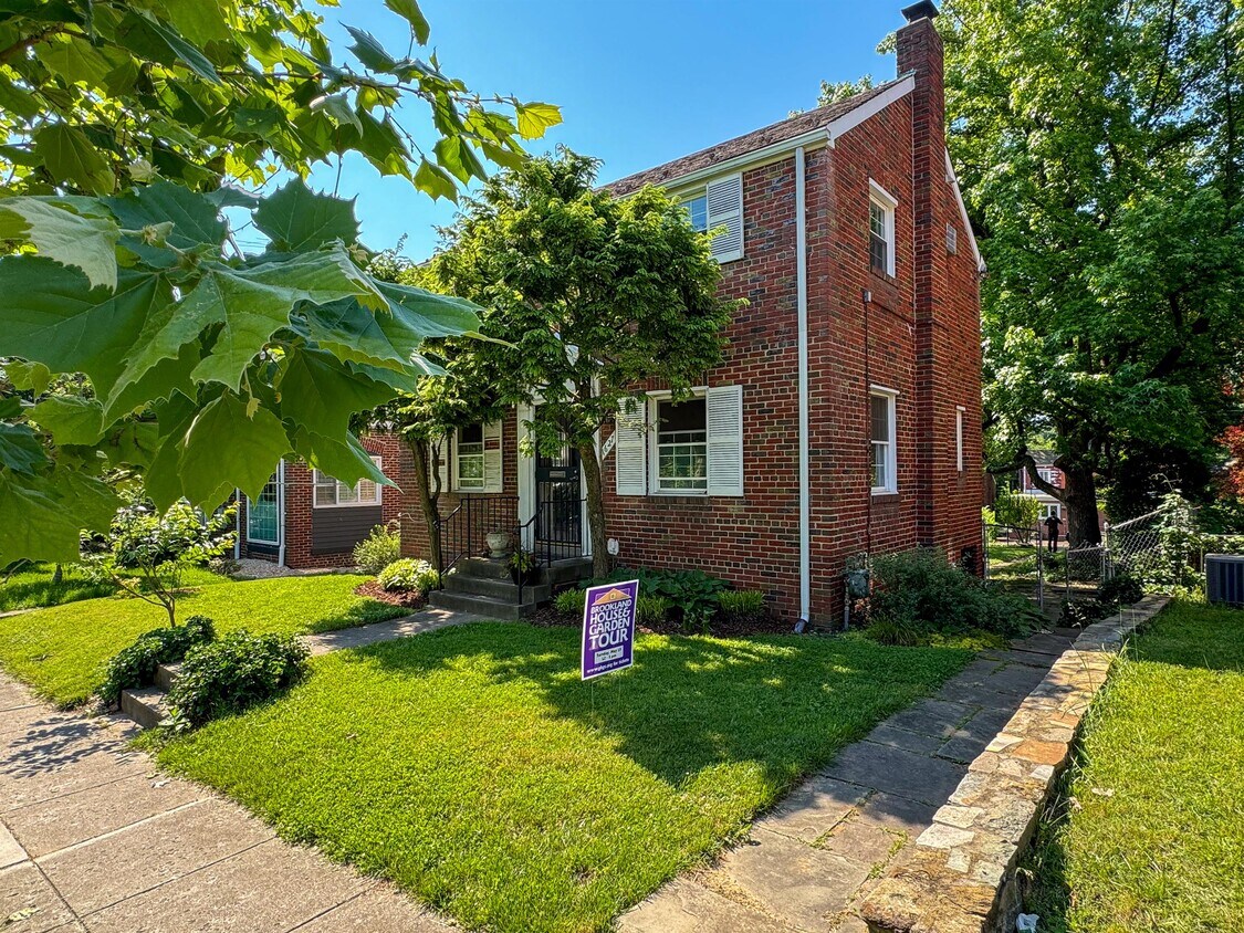 Foto principal - 1627 Webster St NE