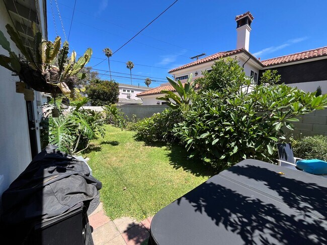 Foto del edificio - 2 bedroom- Located only 6 blocks to the be...