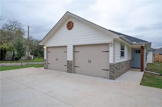 Building Photo - 800 N Throckmorton St