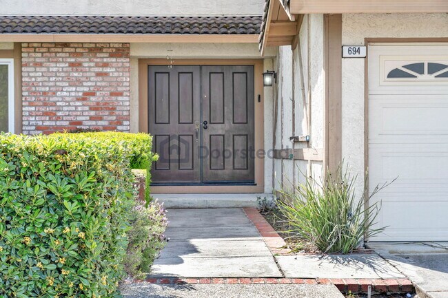 Foto del edificio - 694 Cardiff Pl