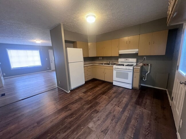 Building Photo - 3/1 Home with recent updates