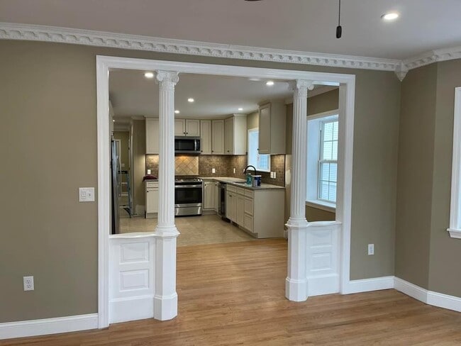 Building Photo - 321 Turner St