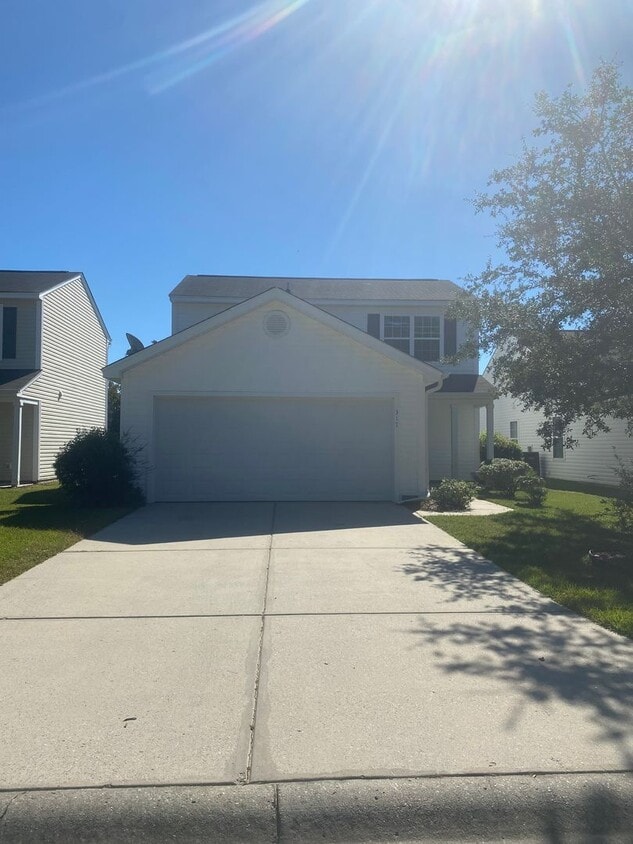 Foto principal - Lovely 3 Bed, 2.5 Bath Home in the golf community of Inverness, just off of River Oaks Drive - co...