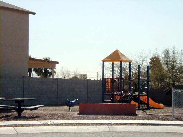 Foto del edificio - Large 4 bedroom home with Den - Corner lot...