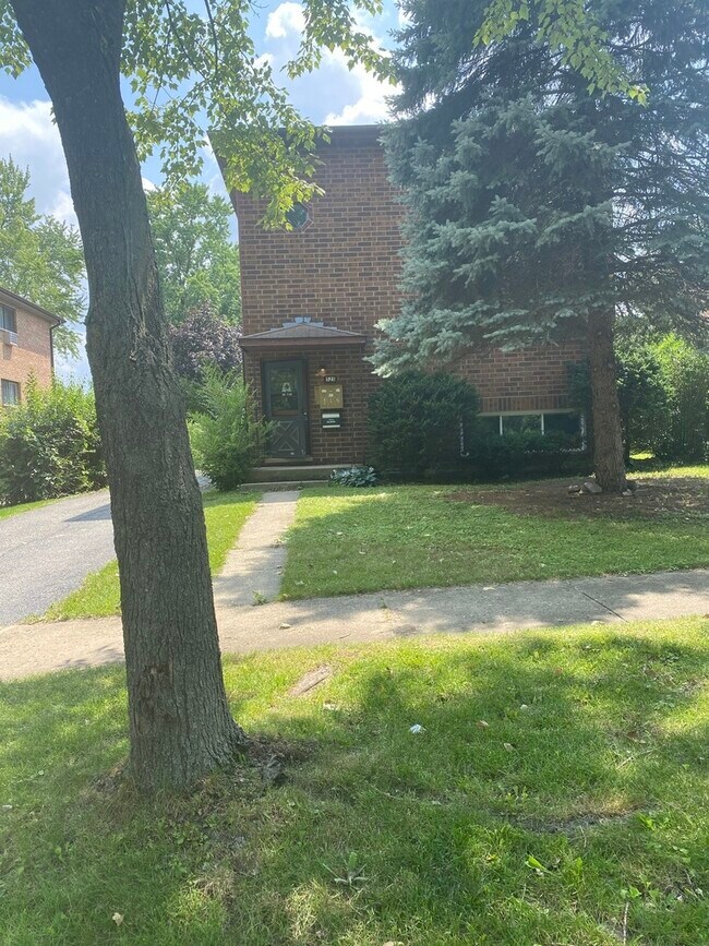Building Photo - 525 W Pleasant Ln
