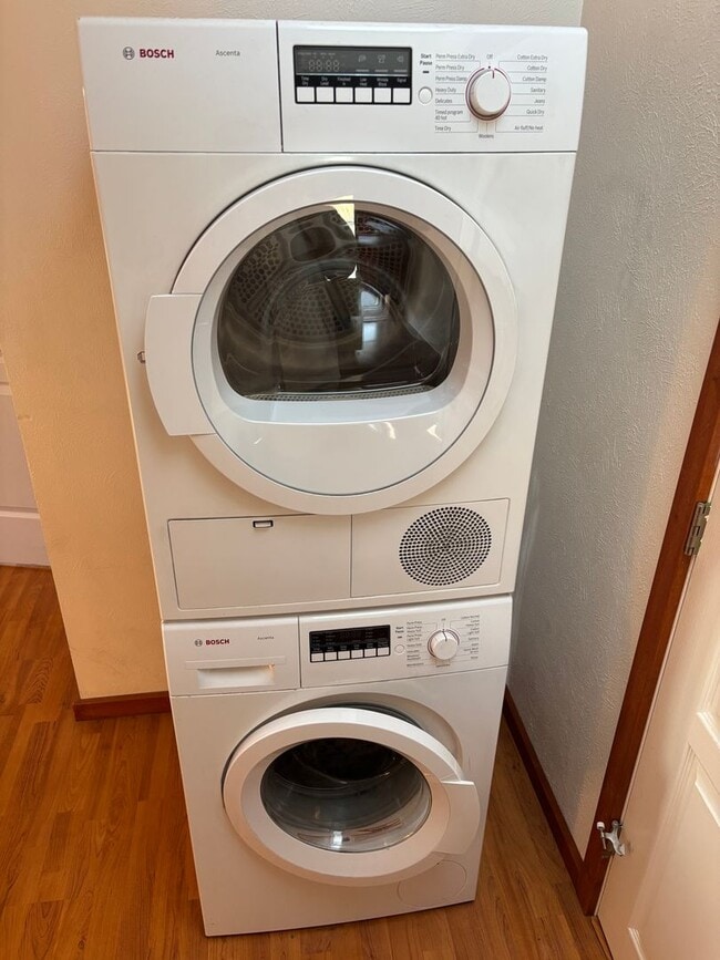 Building Photo - Above Garage 1 Bd with W/D in Unit!