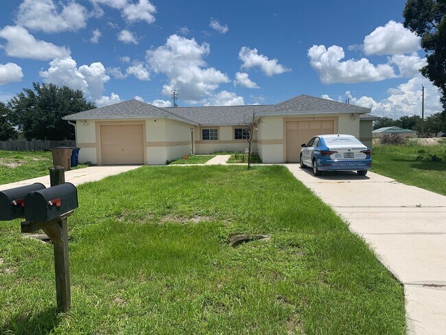 Building Photo - ** PET-FRIENDLY 3 Bedroom Duplex in Lehigh...