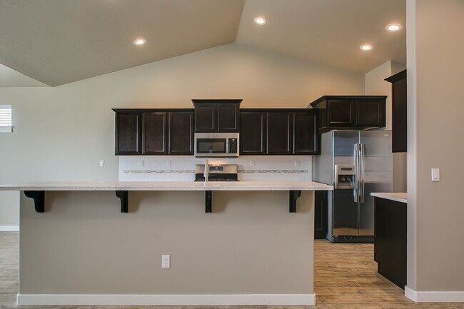 Foto del edificio - Very Close to Micron  5 Bedroom 3 Full Baths - includes dual Master Suites  -  Boise Available soon!