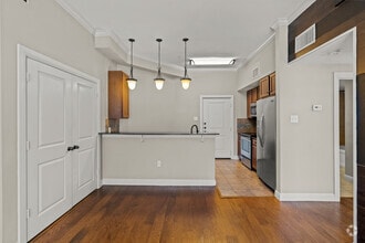 Interior Photo - Square 9