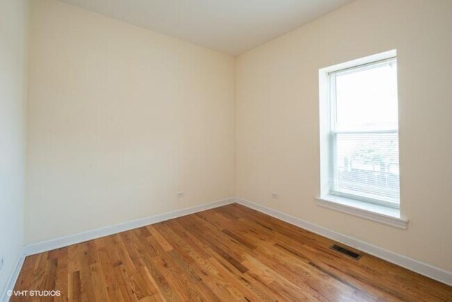 Foto del edificio - 4 bedroom in Chicago IL 60653