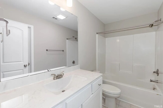 Foto del edificio - Room in 4 Bedroom Townhome at 252 W Vance St
