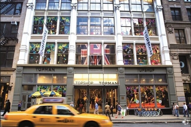 Building Photo - Mott Street