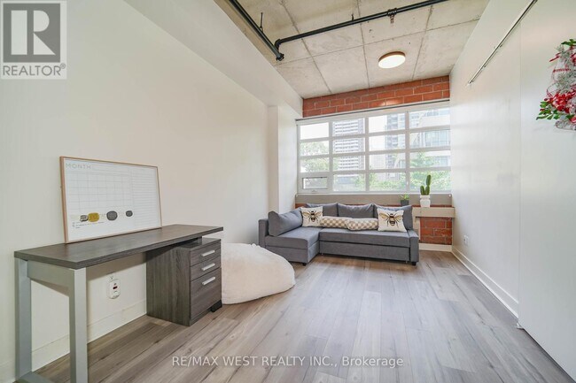 Building Photo - 10-310 Wellesley Pl