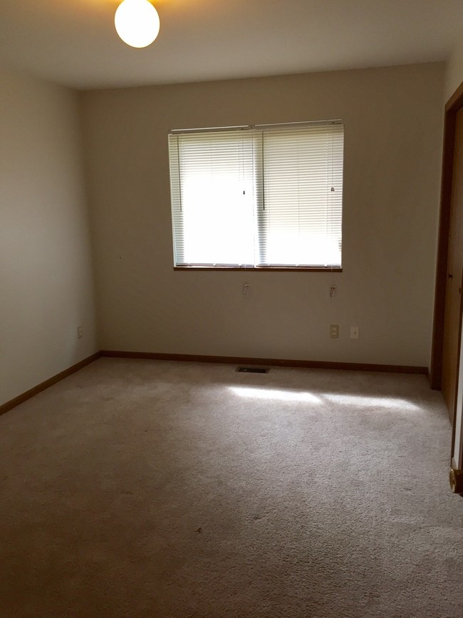 Building Photo - 7999 Green Meadow Ct