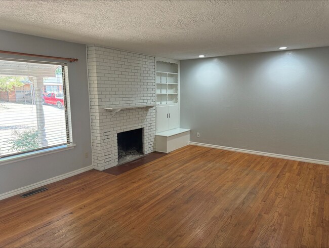 Building Photo - Available NOW!  3 bed plus a flex room , 2...