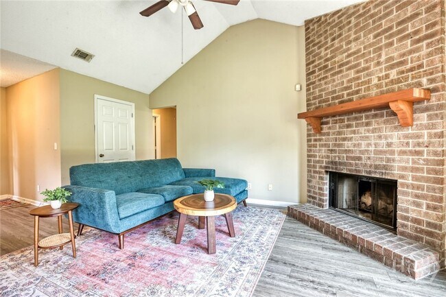 Building Photo - 110 Laurelwood Dr