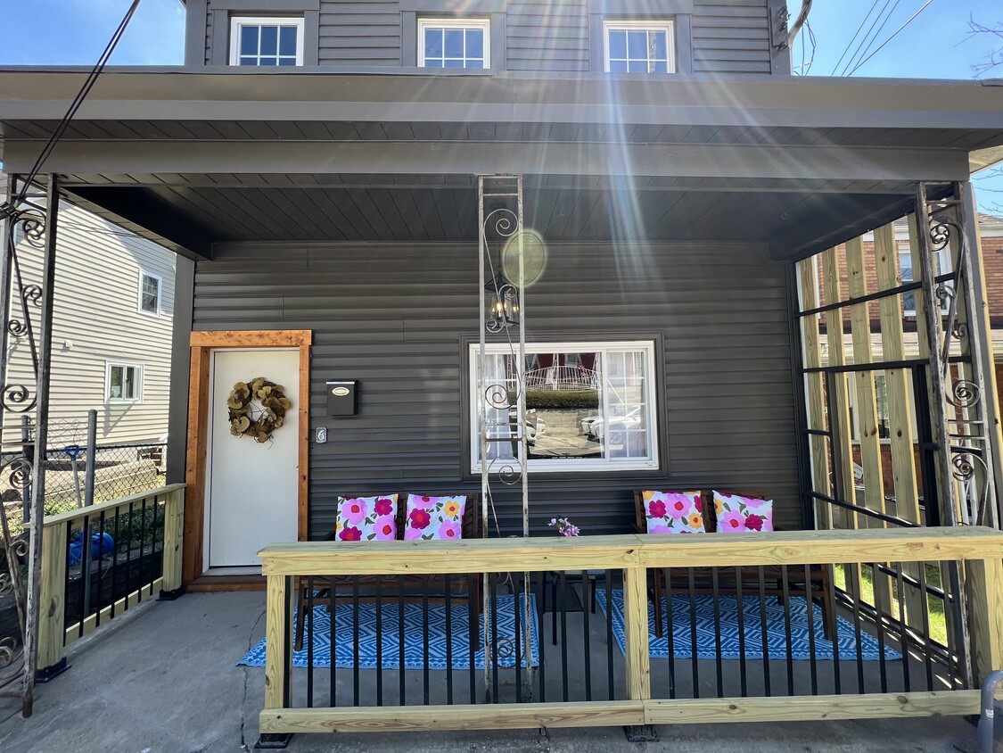 Front house with porch - 6 Bangor St