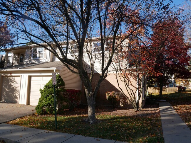 Foto del edificio - 5082 Buckingham Pl Dr