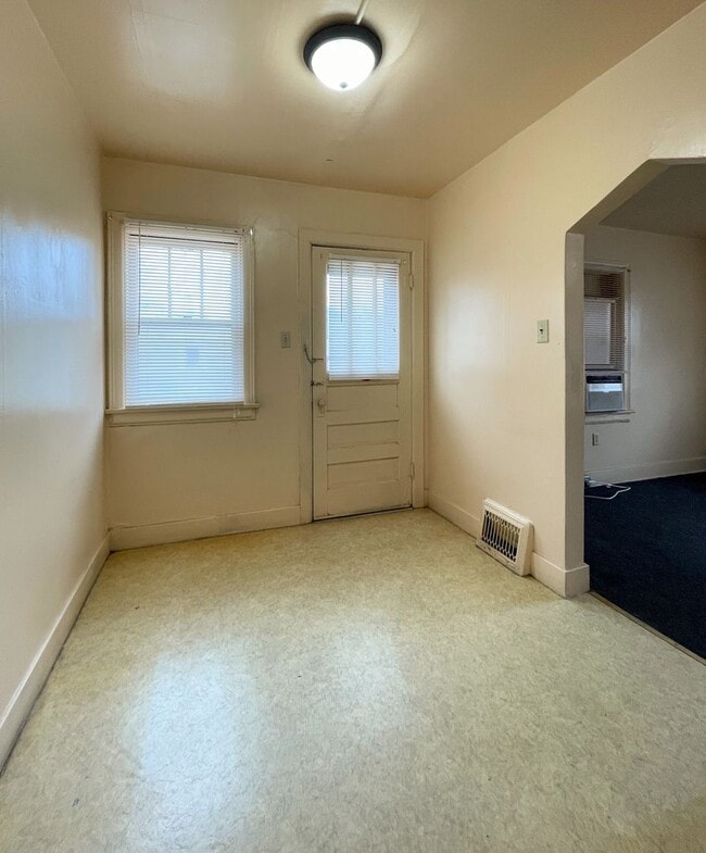 Building Photo - 7 N Elm St