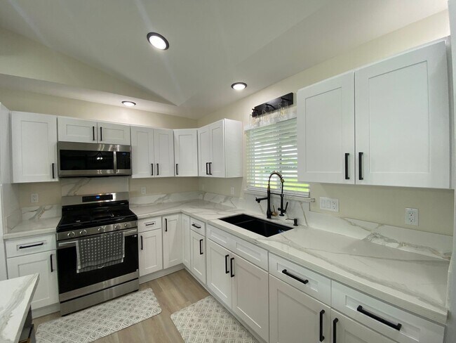 Foto del edificio - Move-In Ready 3-Bed, 2-Bath Home in Ainaloa – AC, Garage & Wi-Fi Included