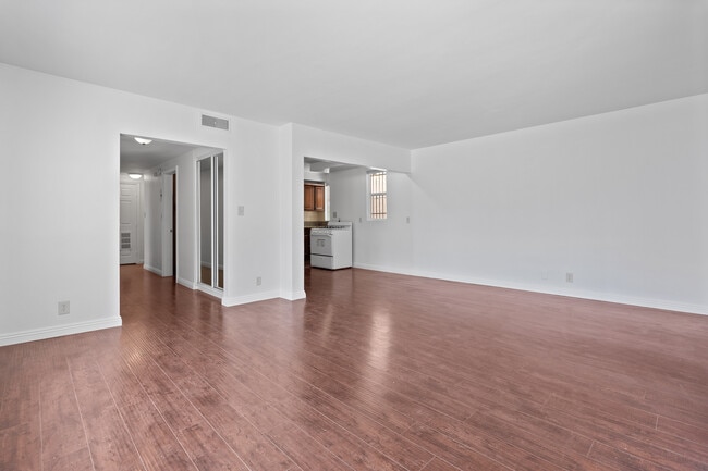 Building Photo - 1142 S Serrano Ave