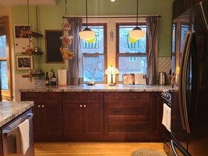 Building Photo - 528 19th Ave NE