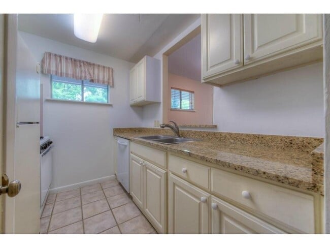 Building Photo - 109 E 48th 1/2 St