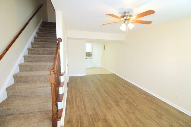 Foto del edificio - Renovated 2 bedroom Townhome in Belmont!