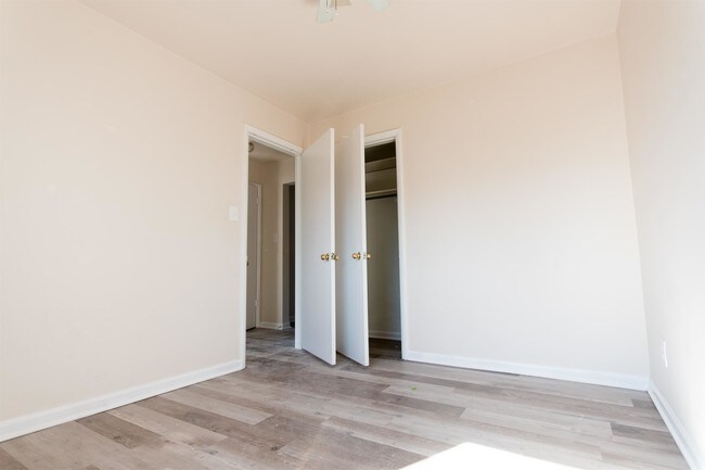 Foto del edificio - 4221 Brownway Ave