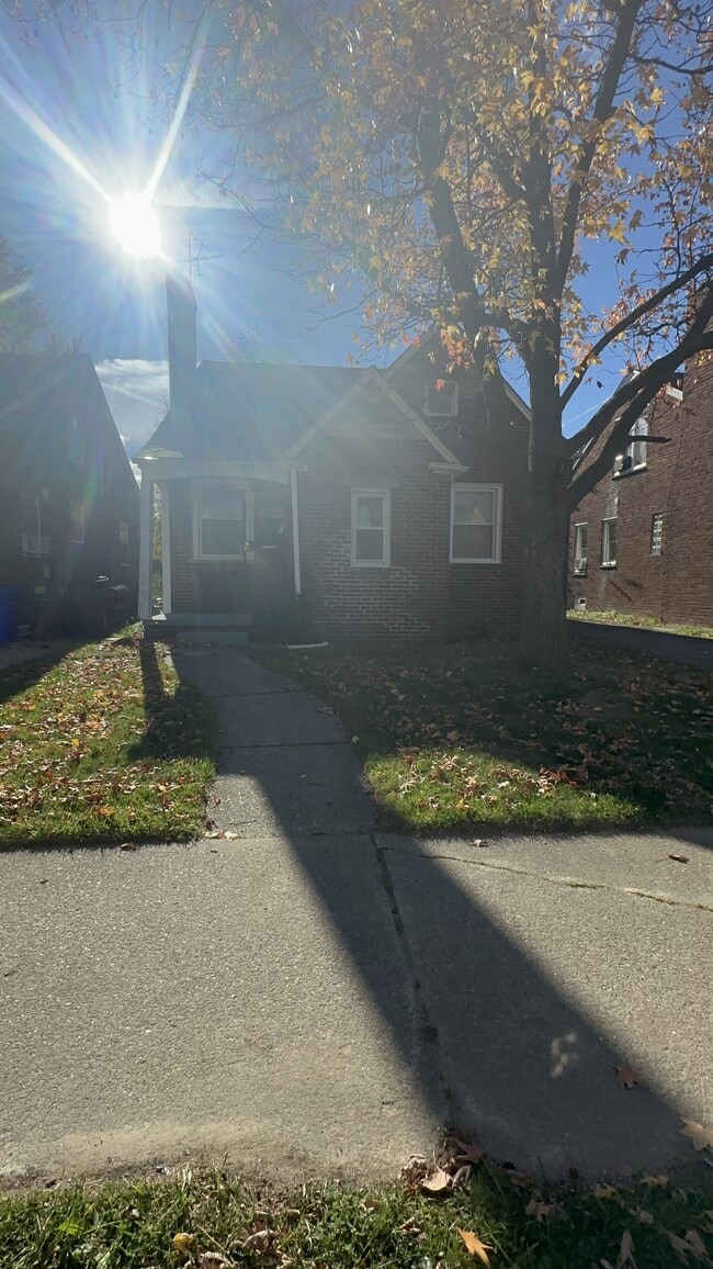 Building Photo - 15060 Hazelridge St