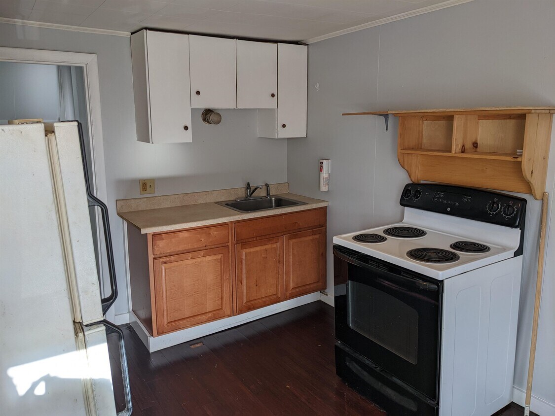 7 Green St Unit 4, Claremont, NH 03743 Room for Rent in Claremont, NH