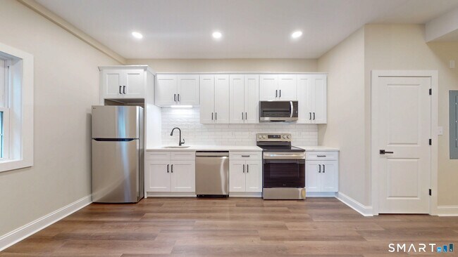 Building Photo - 3 Center St