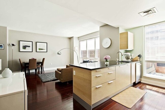 Building Photo - 350 W 42nd St