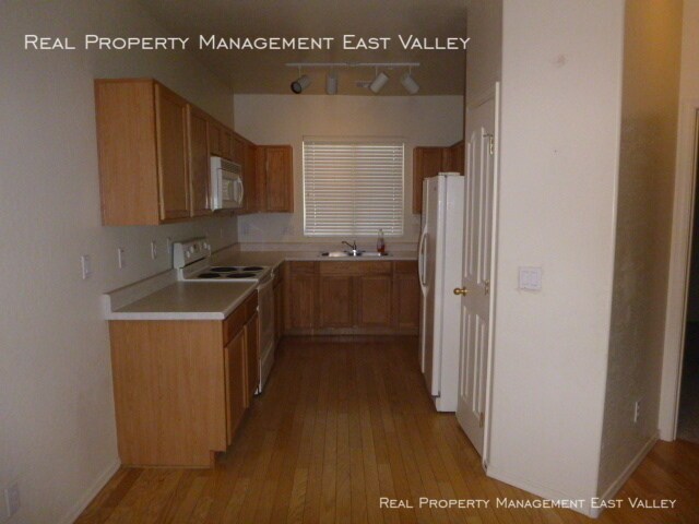 Building Photo - 422 N Mahogany Ct