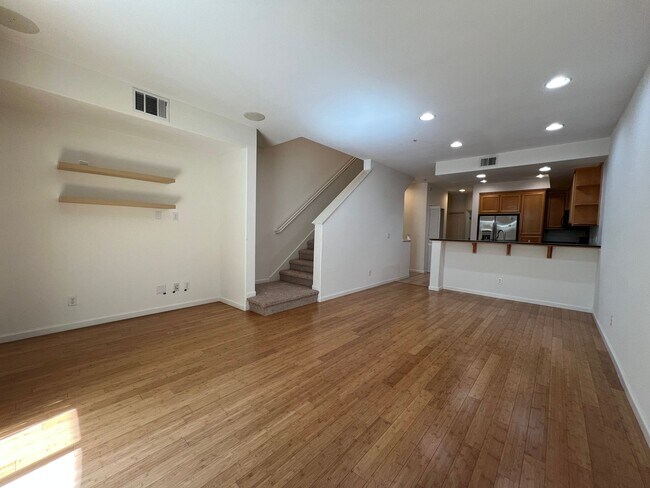 Foto del edificio - Beautiful Contemporary 3BR/3BA Tri Level T...