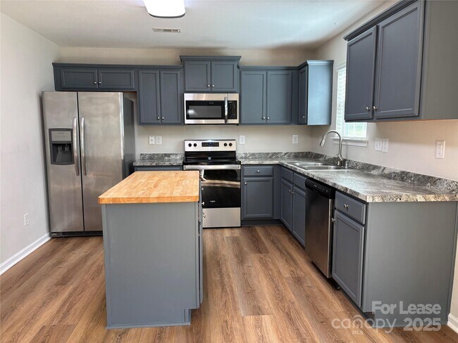 Foto del edificio - 117 Mossy Pond Rd
