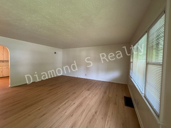 Foto del edificio - Cute 2 Bedroom Home Located Near Fort & Su...