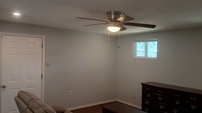 Foto del edificio - Room in Single Family Home on Congress Ave