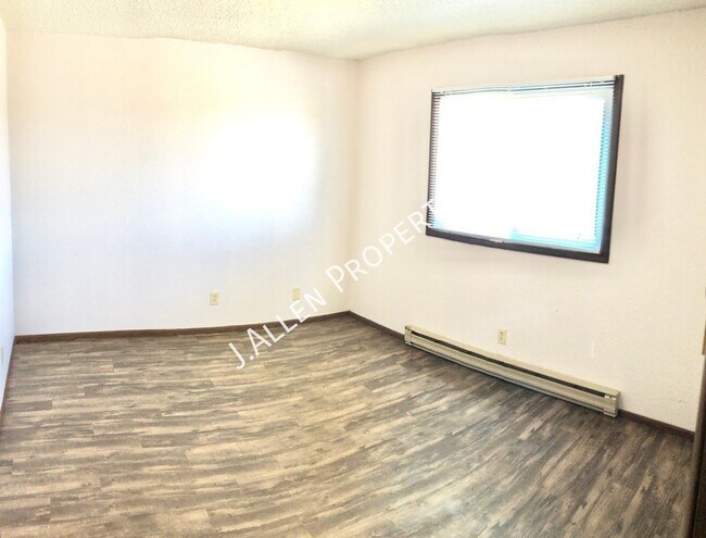 Building Photo - Spacious 2 bed