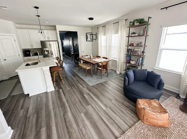 Foto del edificio - Spacious 4 Bedroom Home with Main-Level Primary and 2-Car Garage