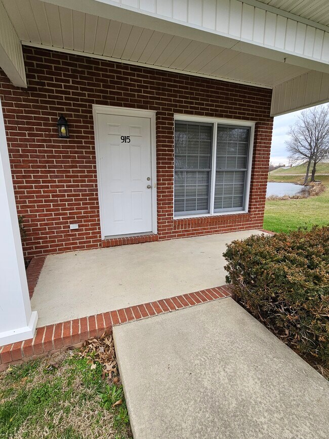 Building Photo - 915 Nottingham Dr