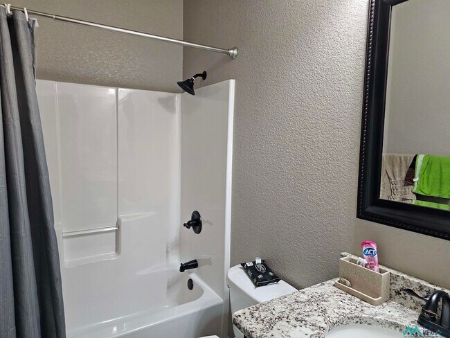 Foto del edificio - 308 Almond Tree Ln